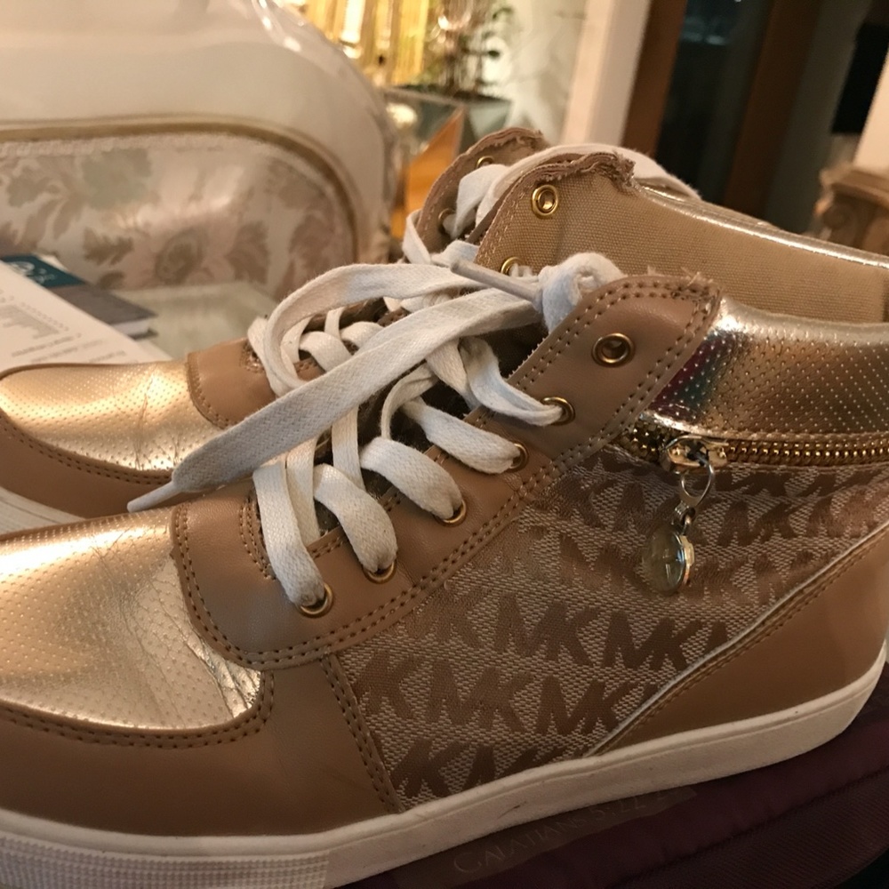 GYM SHOES - Picture 3 of 6